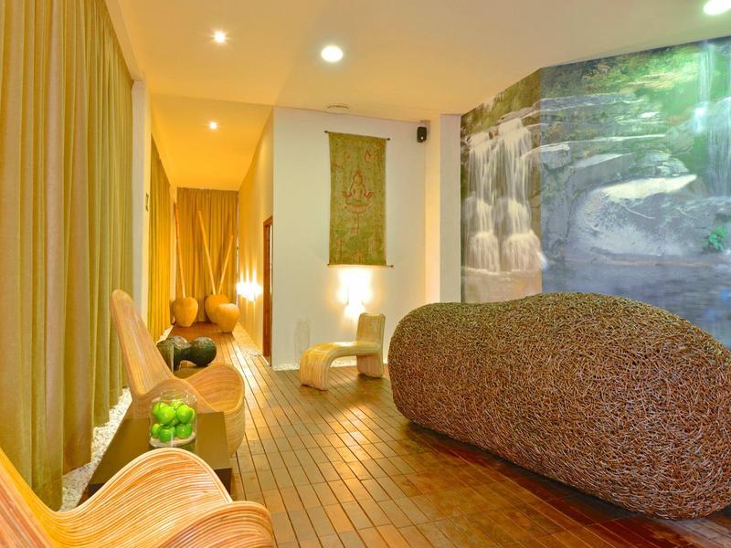 Acogedora zona de spa en hotel con suelo de madera y luz suave.