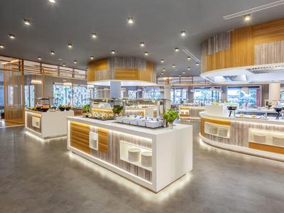 Ruim modern hotelbuffet met helder verlichting en houten accenten.