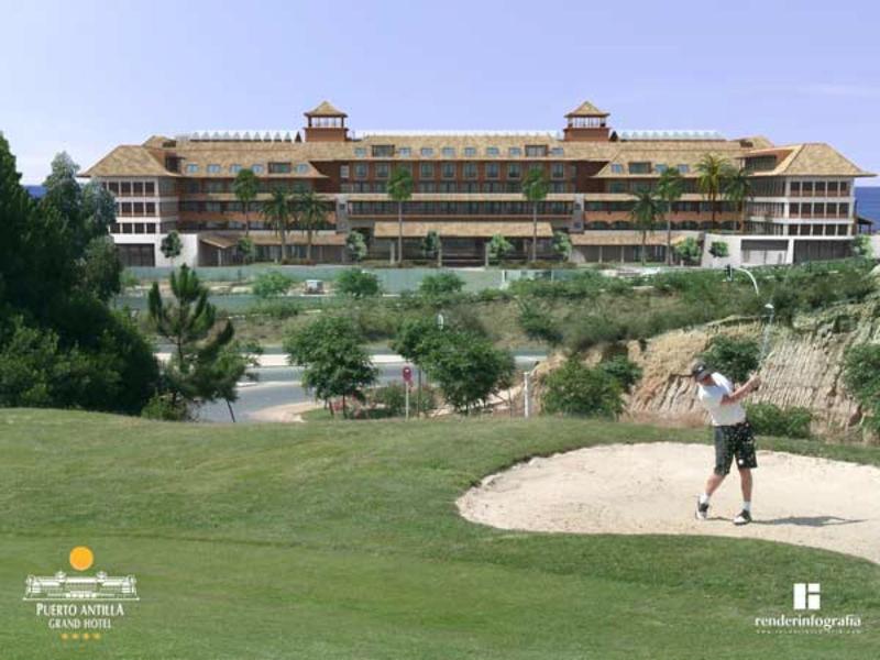 Großes offenes Hotel-Lobby mit beigen Wänden, Holzdecke, Pflanzen und braunen Sofas.
