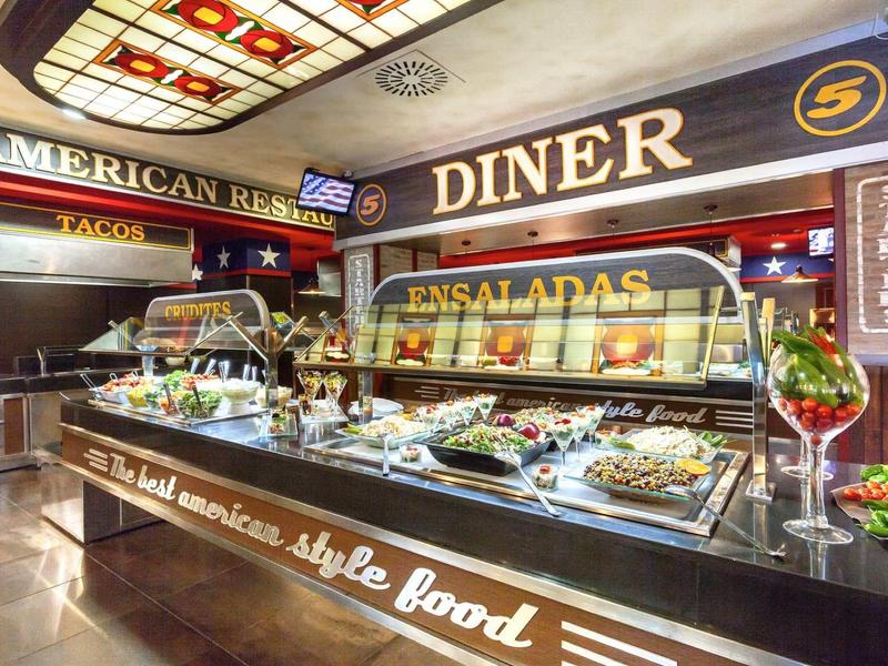 Buffet im amerikanischen Diner mit Salaten, frischem Gemüse und warmen Speisen in hellem Ambiente.