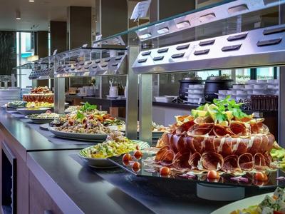 Buffet avec divers plats dans une cuisine d'hôtel moderne.