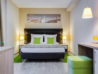 Femme détendue au bord de la piscine avec vue sur la mer au coucher du soleil.