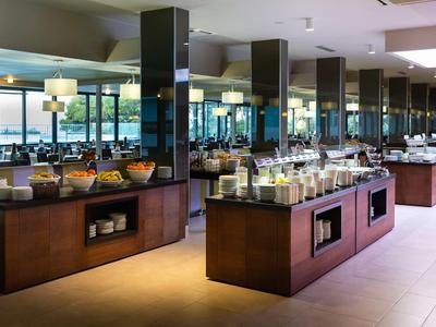 Espace buffet avec divers aliments et boissons dans un restaurant d'hôtel moderne.