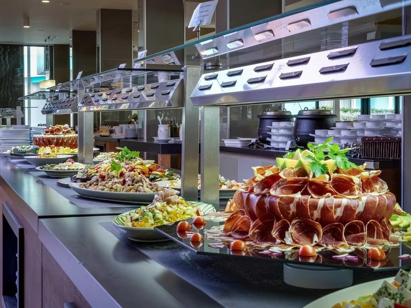 Buffet avec divers plats dans une cuisine d'hôtel moderne.