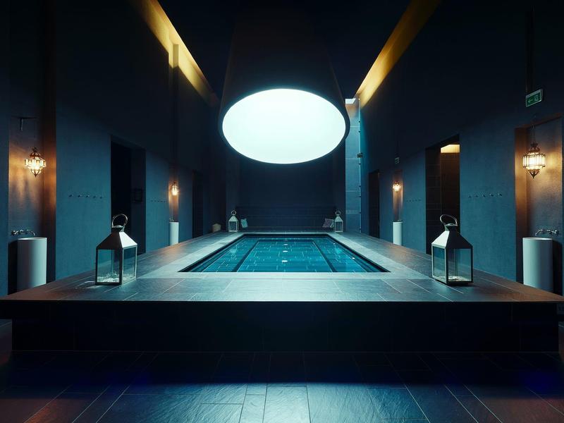 Nowoczesny basen z oświetleniem pośrednim i latarniami w ciemnym pomieszczeniu