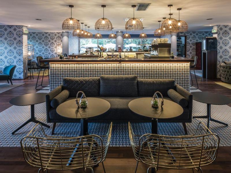 Elegancki bar hotelowy z wygodnymi miejscami do siedzenia i stylowym oświetleniem.