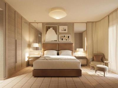 Chambre moderne avec lit double, couleurs chaudes et grande fenêtre avec rideaux.