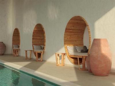 Espace piscine avec niches de sièges en bois encastrées et grandes vases le long du mur