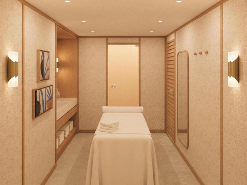 Table de massage simple dans une salle de soins claire et minimaliste.