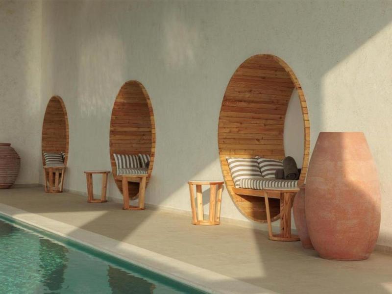 Espace piscine avec niches de sièges en bois encastrées et grandes vases le long du mur