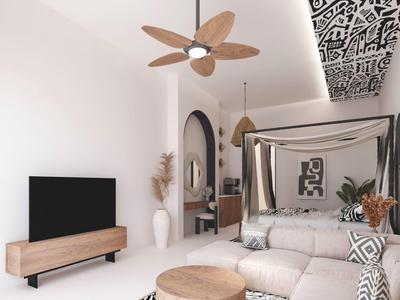 Helles Wohnzimmer mit Holzdeckenventilator, Sofa, TV auf Holzkommode und gemustertem Stoff an der Decke.