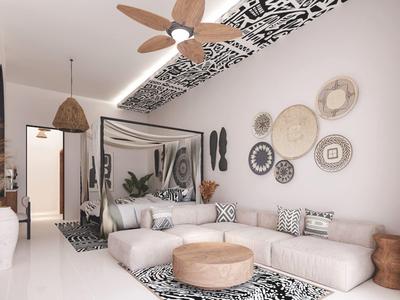 Helles Wohnzimmer mit weißem Sofa, schwarzen Mustern, Deckenventilator und dekorativen Wandkörben.
