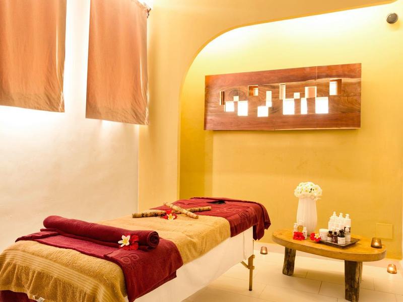 Ein ruhiger Massageraum mit zwei Liegen, warmen Farben und entspannender Atmosphäre.