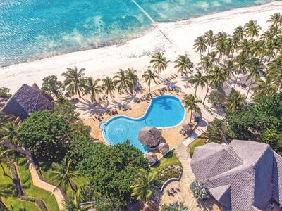 Tropischer Strand mit Palmen, blauem Meer und einer geschwungenen Poolanlage neben Bungalows.