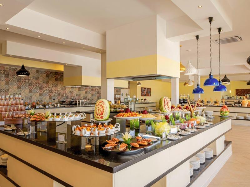 Buffetgedeelte met diverse gerechten in een modern hotelrestaurant.