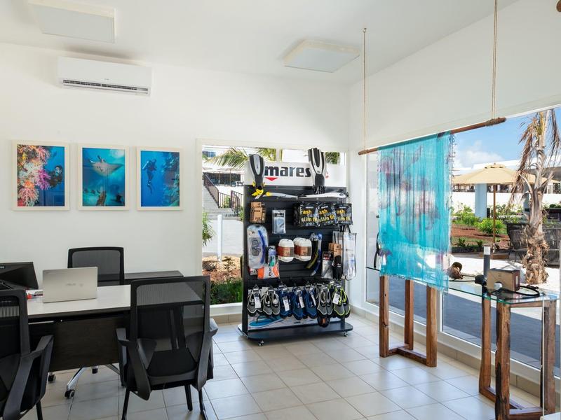 Moderne vergaderruimte met wandkunst en rekken, uitzicht op terras met parasols.