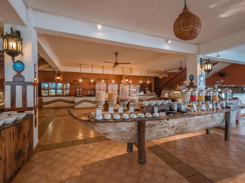 Ruime ontbijtruimte met buffet en uitgebreid aanbod van eten en drinken.