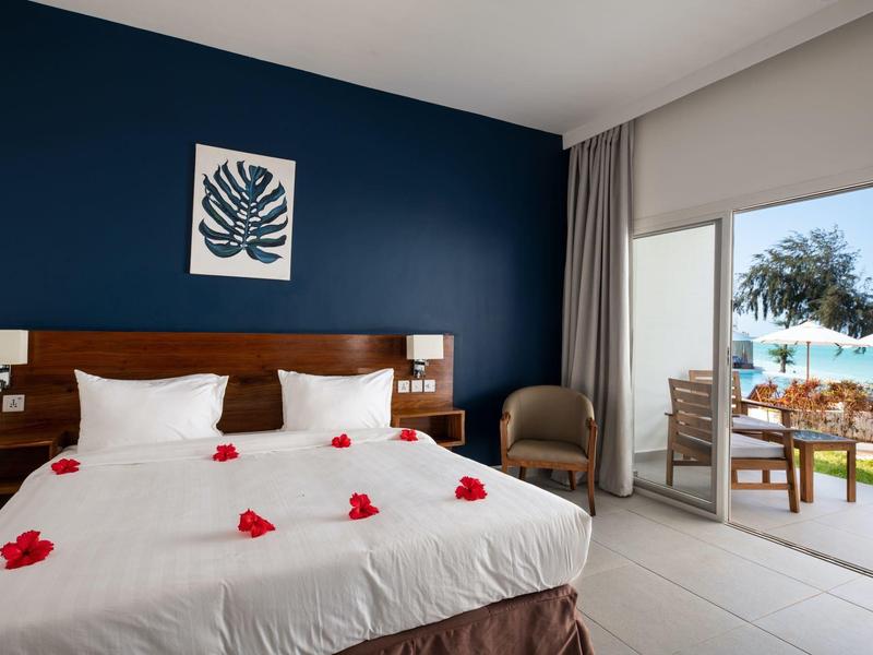 Camera d'hotel moderna con letto matrimoniale e balcone con vista mare