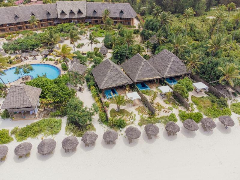 Strandresort mit Strohdach-Bungalows, Pool und üppiger Vegetation am weißen Sandstrand.