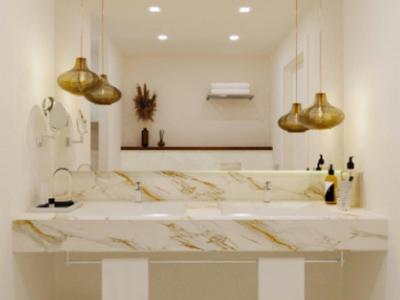 Nowoczesna łazienka z marmurową umywalką i złotymi lampami wiszącymi, minimalistyczny design