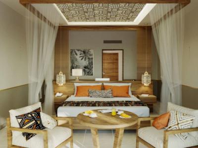 Elegancki pokój hotelowy z łóżkiem podwójnym, miejscem do siedzenia i nowoczesną drewnianą dekoracją.