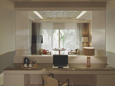 Jasny apartament hotelowy z biurkiem, fotelem i widokiem na balkon z roślinami.