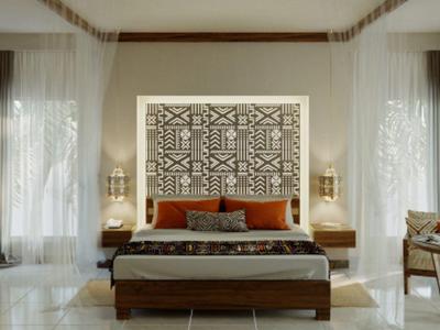 Elegancki pokój hotelowy z dużym łóżkiem, dekoracyjną ścianą i światłem dziennym przez okna.