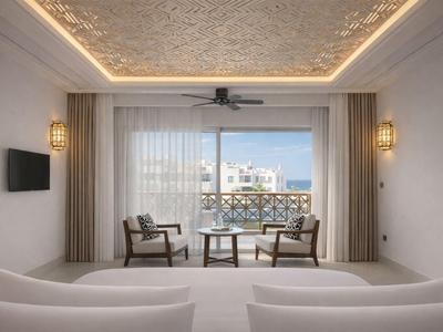 Nowoczesny pokój hotelowy z widokiem na morze i miejscem do siedzenia przy oknie