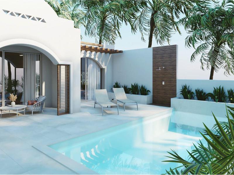 Nowoczesny zewnętrzny basen z leżakami, roślinami i białą architekturą pod palmami.