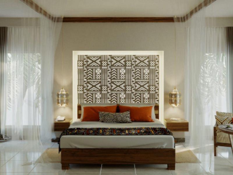 Elegancki pokój hotelowy z dużym łóżkiem, dekoracyjną ścianą i światłem dziennym przez okna.