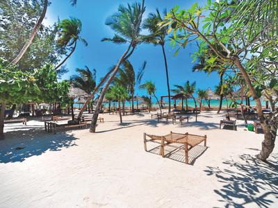 Strand mit weißen Sand, Palmen und Sitzgelegenheiten unter blauem Himmel
