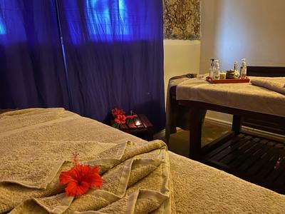 Gemütlicher Wellnessraum mit Massagebänken und entspannender Atmosphäre