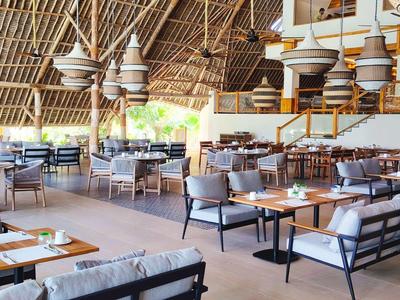 Helles, offenes Restaurant mit Holzdecke und modernen Sitzbereichen.