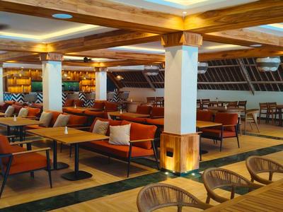 Geräumiger Hotel-Loungebereich mit moderner Beleuchtung und gemütlichen Sitzgelegenheiten.