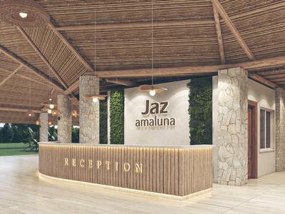 Reception d'hotel moderna con pareti di pietra e soffitto in legno all'aperto.