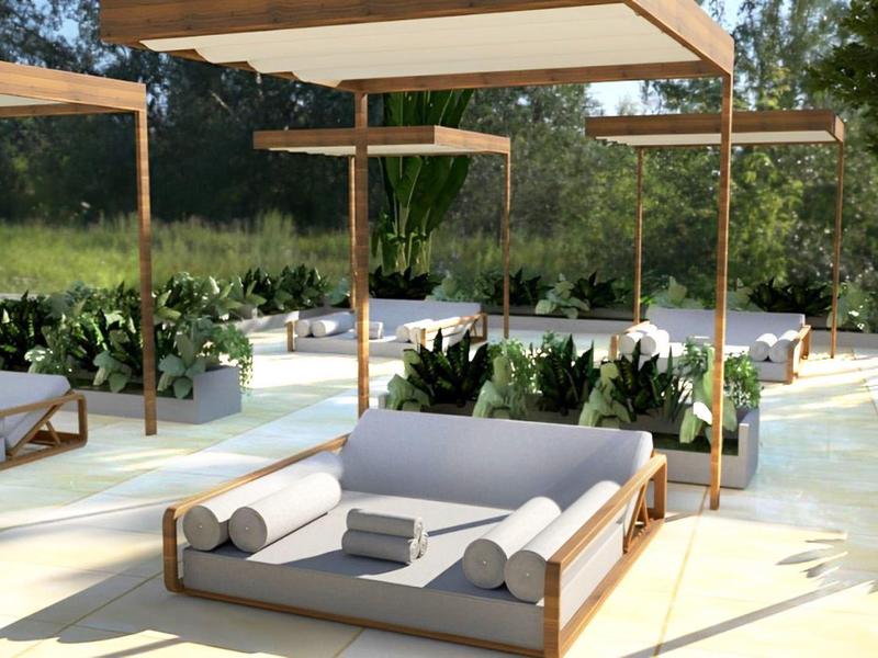Moderne Outdoor-Lounge mit weißen Sofas, beigen Sonnenschirmen und grüner Gartenkulisse bei Sonne.