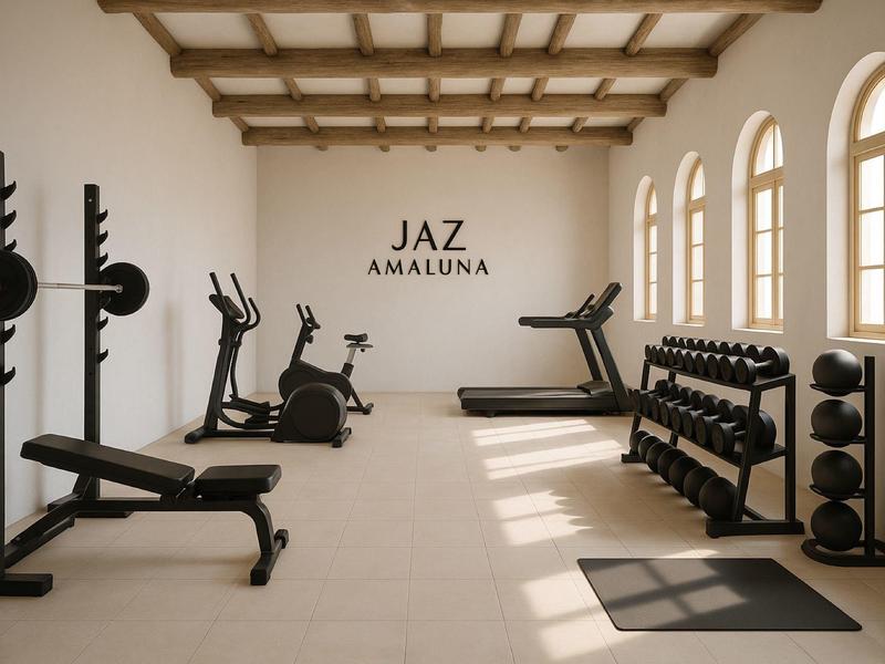 Helles Fitnessstudio mit Holzbalkendecke, Hanteln, Laufband und Rudergeräten am Fenster.