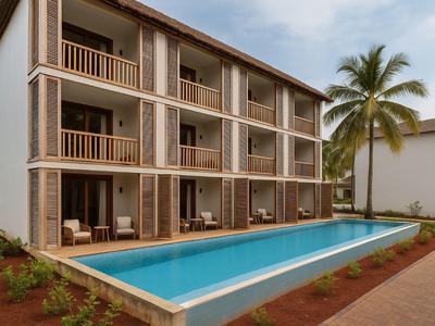 Edificio moderno di hotel con balconi e piscina lunga sotto un cielo azzurro e una palma.