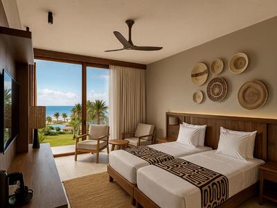 Elegante camera d'hotel con due letti, poltrone e vista sul mare attraverso grandi finestre