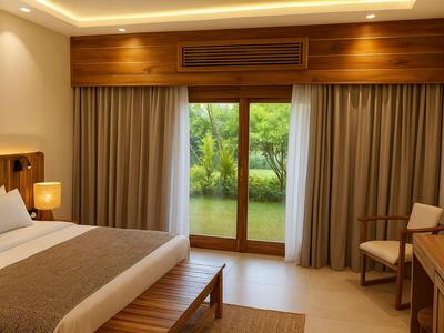 Camera d'hotel moderna con letto matrimoniale, dettagli in legno e vista sul verde attraverso la porta a vetri.