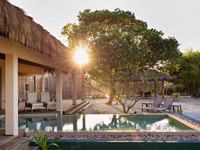 Slunečné letovisko s bazénem a odpočinkovým venkovním posezením