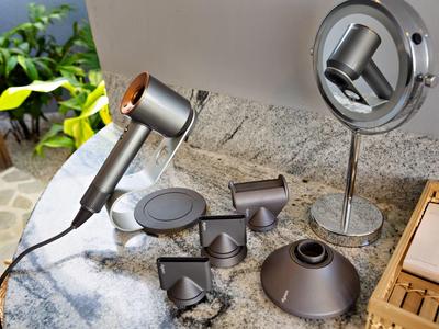 Hotelové koupelnové doplňky uspořádané na mramorovém stole.