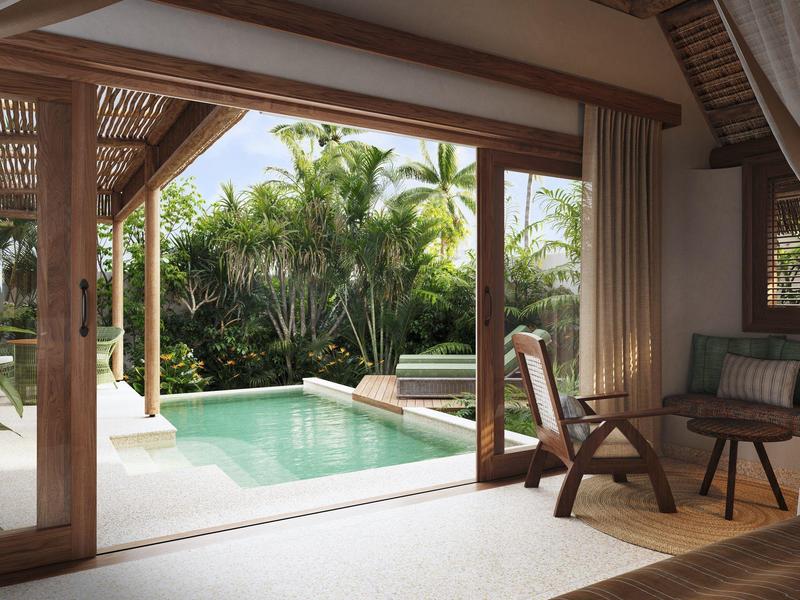 Offenes Zimmer mit Blick auf Pool und tropischen Garten, Holzdecke und Möbel.