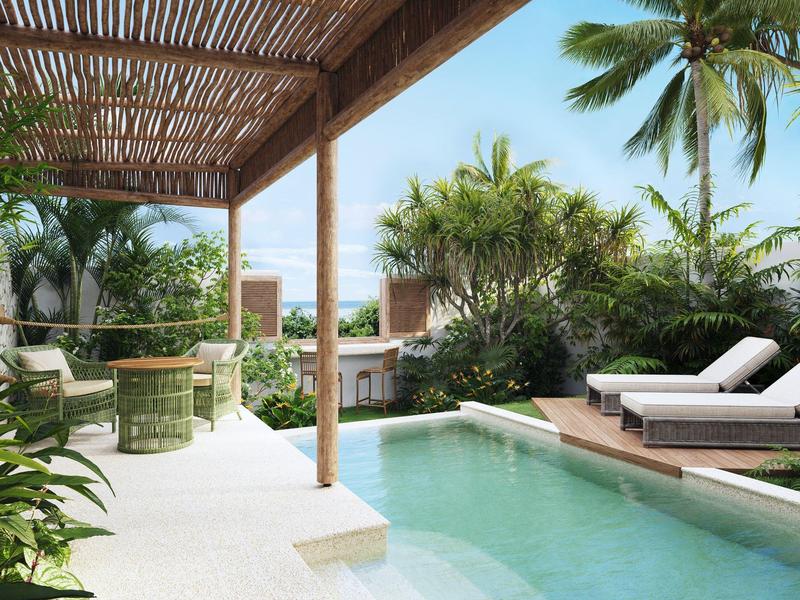 Moderner Pool mit Liegestühlen, Palmen und schattiger Holzterrasse im sonnigen Außenbereich.