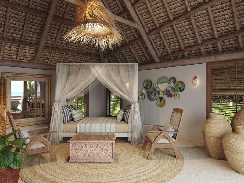 Gemütliches Zimmer mit Strohdach, Rundbett, Holzstuhl, Teppich und großer Pflanze in Terrakottatopf.