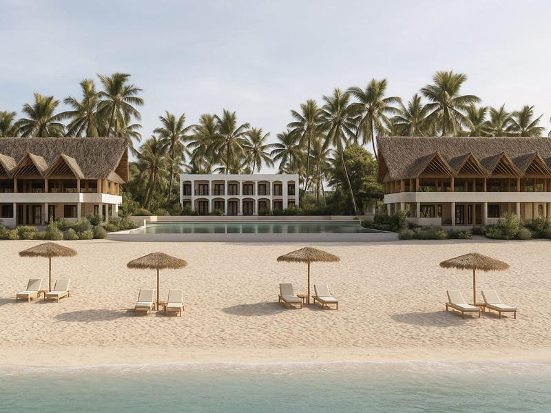 Strand mit Sonnenschirmen vor Luxushotels und Palmen unter bewölktem Himmel.