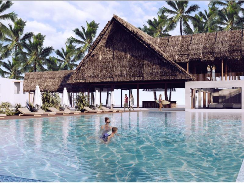 Großer Pool mit Palmen und strohgedecktem Pavillon im tropischen Resort.