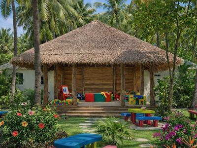 Bungalow in legno con tetto di paglia e mobili da giardino colorati in un ambiente tropicale.