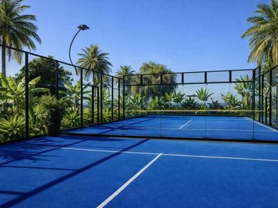 Campo da tennis blu all'aperto circondato da palme e vegetazione sotto un cielo limpido.