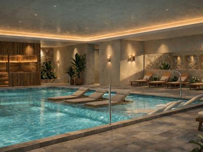 Piscina interna moderna con lettini e illuminazione d'atmosfera in un hotel